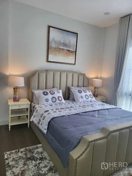 บ้าน ให้เช่าในSaphan Sung, Bangkok - ห้องนอนสว่าง เตียงหัวเตียงบุและหน้าต่างบานใหญ่