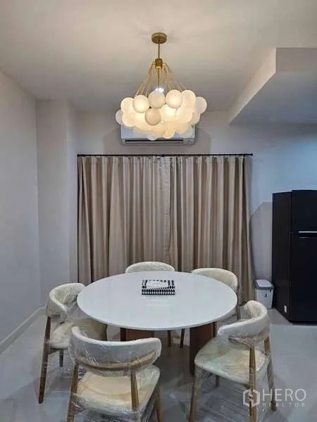 ทาวน์เฮาส์ ให้เช่าในSuan Luang, Bangkok - มุมทานอาหาร โต๊ะกลม โคมไฟแขวนสไตล์โมเดิร์น และผ้าม่าน