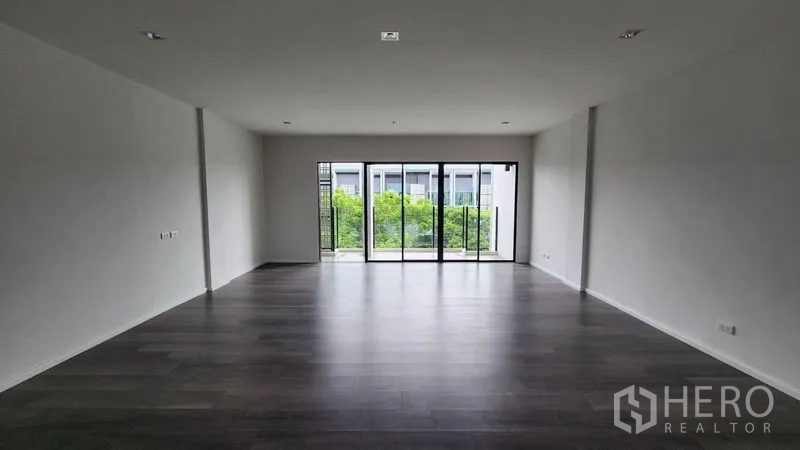 สำนักงานที่บ้าน ให้เช่า - พื้นที่ออฟฟิศกว้าง มีประตูกระจกสไลด์ออกสู่ระเบียง