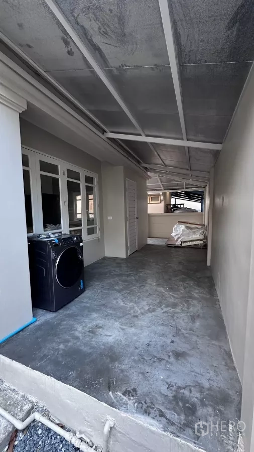 บ้าน ให้เช่าในLat Krabang, Bangkok - พื้นที่ซักล้างภายนอกแบบมีหลังคา ข้างตัวบ้าน พื้นคอนกรีต