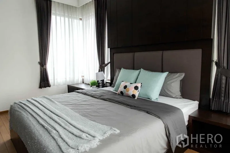 คอนโด ให้เช่าหรือขายในBangkok - ห้องนอนอบอุ่น ชุดเครื่องนอนสีเทา พร้อมหน้าต่างเข้ามุม