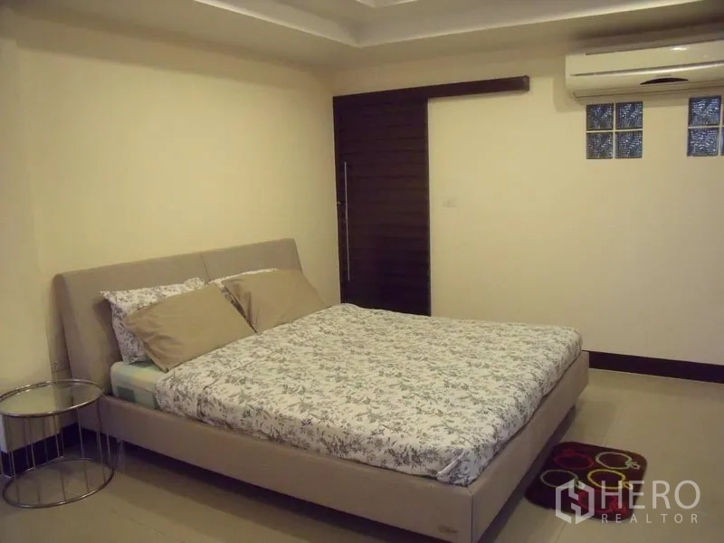 联排别墅 出售在Phra Khanong, Bangkok - 第二卧室，配空调与滑门，配色素雅