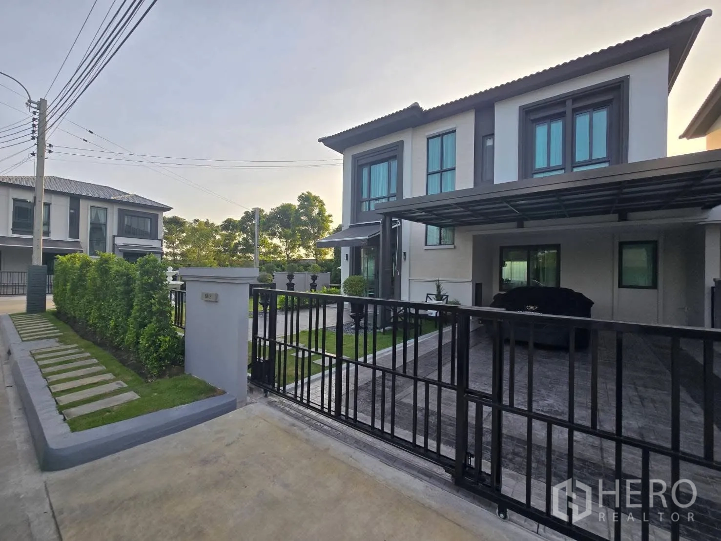 Semi-detached House for rent in Bang Phli, Samut Prakan - Front gate and covered carport of the semi-detached house.