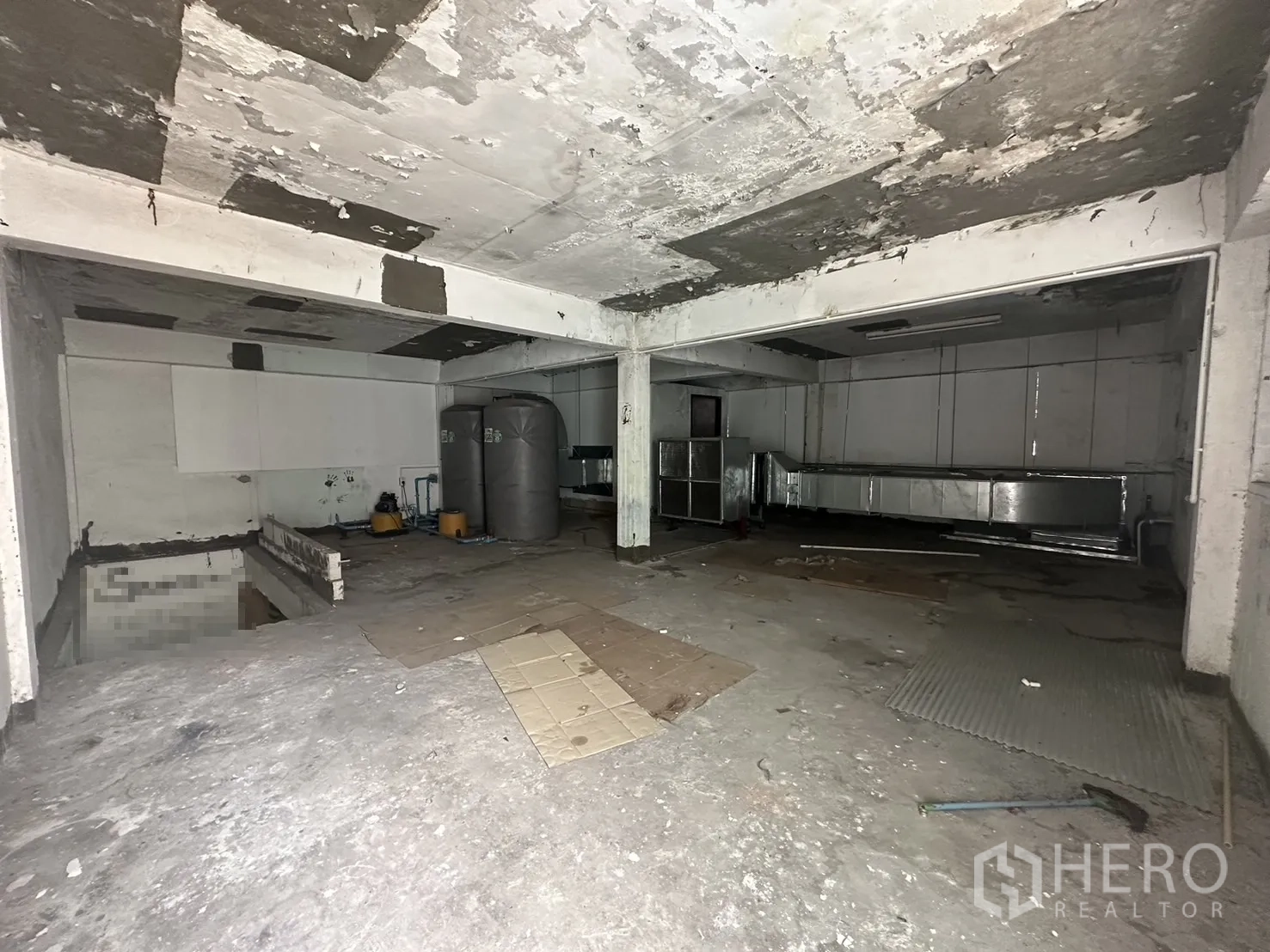 店屋 出租在Watthana, Bangkok - 粗坯储物层或地下层，混凝土结构与水罐管道