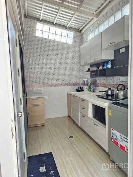 ทาวน์เฮาส์ ให้เช่า - ครัวไทยขนาดกะทัดรัด ผนังกระเบื้องโมเสก ตู้เก็บของ อ่างล้าง และเตา