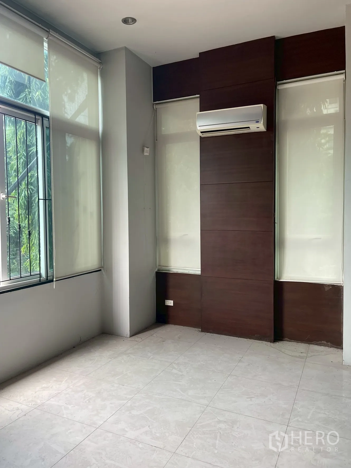 带办公室的家 出租在Wang Thonglang, Bangkok - 采光充足的办公室，大窗、卷帘与壁挂空调