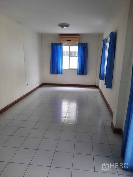 Home Office for rent in Watthana, Bangkok - Long tiled multipurpose room with windows and air conditioner.