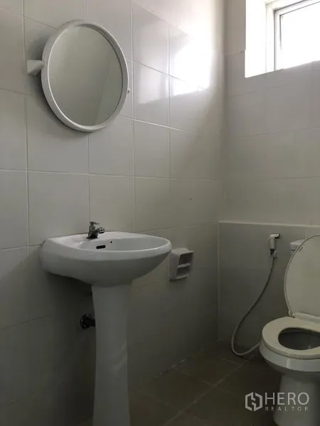 工厂 出租在Bang Sao Thong, Samut Prakan - 干净的洗手间，带洗手盆、镜子与坐便器