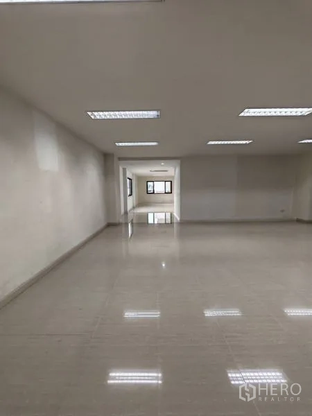 Office Space for rent in Bang Kho Laem, Bangkok - Another view of the main open-plan hall with bright overhead lighting.