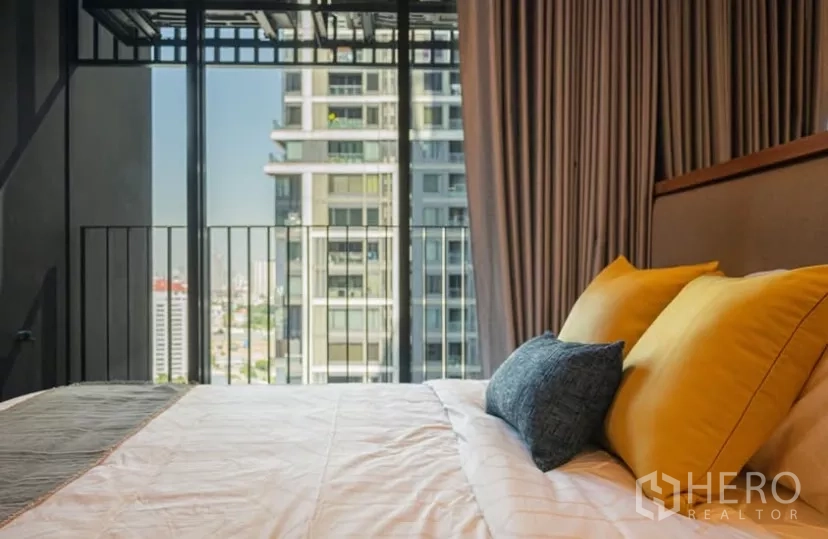 คอนโด ให้เช่าในChatuchak, Bangkok - มุมมองจากห้องนอนไปยังระเบียงเล็กพร้อมวิวอาคารและเส้นขอบเมือง