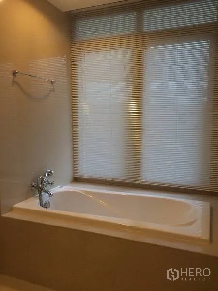 คอนโด ให้เช่าในWatthana, Bangkok - มุมอ่างอาบน้ำ พร้อมก๊อกติดผนังและม่านบังตา โทนสีอบอุ่น