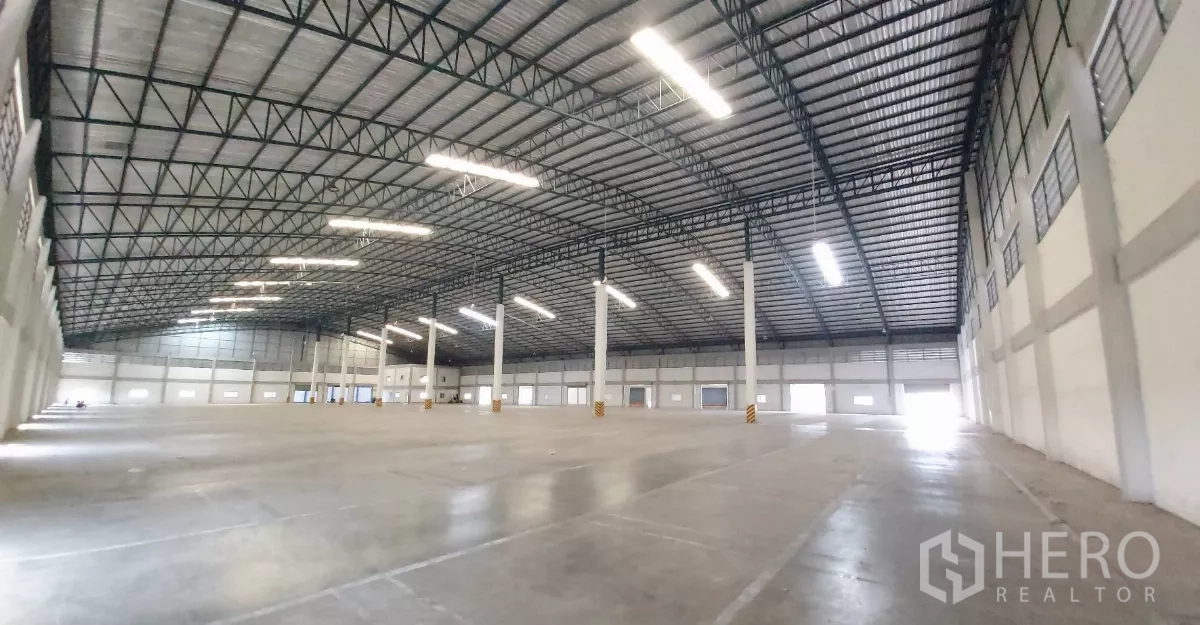 คลังสินค้า ให้เช่าในBang Bo, Samut Prakan - ภาพพาโนรามาของพื้นโกดังกว้างและโครงหลังคาโค้ง