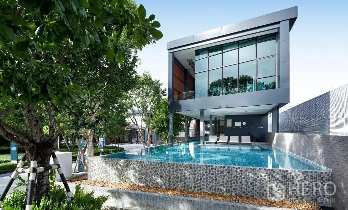 Detached House for rent or sale in Wang Thonglang, Bangkok - Modern clubhouse building with elevated infinity-edge pool.