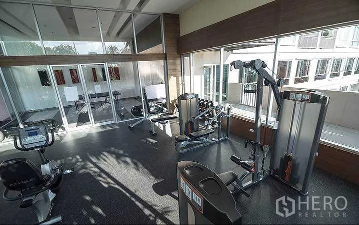 Condominium for rent in Huai Khwang, Bangkok - Condominium fitness center with cardio and weight machines.