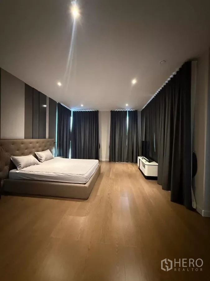 บ้าน ให้เช่าในSaphan Sung, Bangkok - ห้องนอนขนาดใหญ่ พื้นไม้ หน้าต่างมุมห้องและตู้วางทีวี