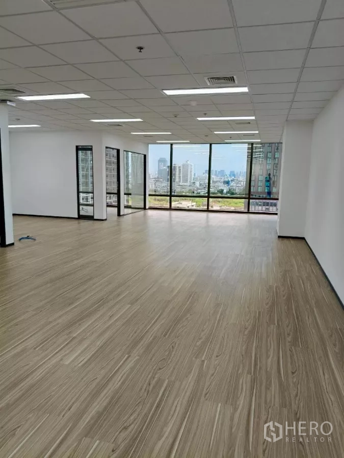 สำนักงาน ให้เช่า - ออฟฟิศแบบโอเพนสเปซสว่าง พื้นลายไม้ ฝ้าที-บาร์ พร้อมกระจกสูงจรดเพดานมองวิวกรุงเทพฯ