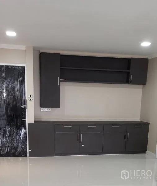 คอนโด ให้เช่าในWatthana, Bangkok - ตู้เก็บของบิลท์อินสีเข้มพร้อมชั้นวางของ