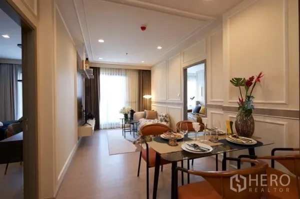 คอนโด ขายในRatchathewi, Bangkok - พื้นที่รับประทานอาหารเชื่อมกับห้องนั่งเล่น โต๊ะกระจก ผนังบัว และประตูกระจกออกระเบียง