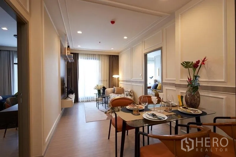 คอนโด ขายในRatchathewi, Bangkok - พื้นที่รับประทานอาหารเชื่อมกับห้องนั่งเล่น โต๊ะกระจก ผนังบัว และประตูกระจกออกระเบียง