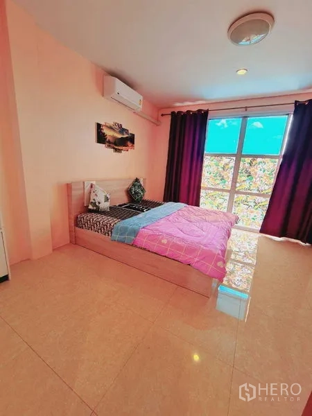 Shophouse for sale in Lam Luk Ka, Pathum Thani - Bedroom with air conditioner, floor-to-ceiling window and abundant natural light.