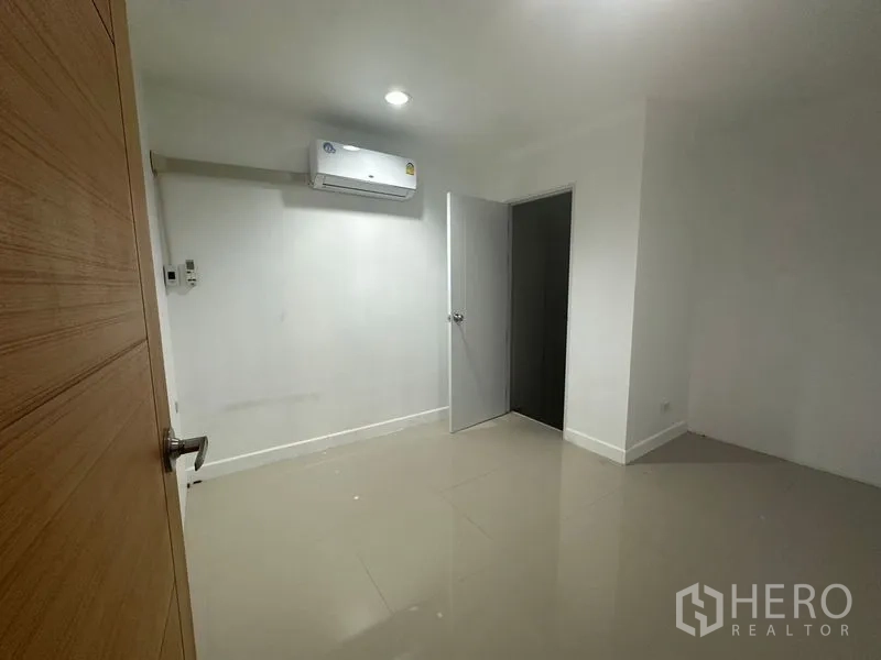 带办公室的家 出租在Bang Na, Bangkok - 小型办公室，带空调、瓷砖地面与开启的门。