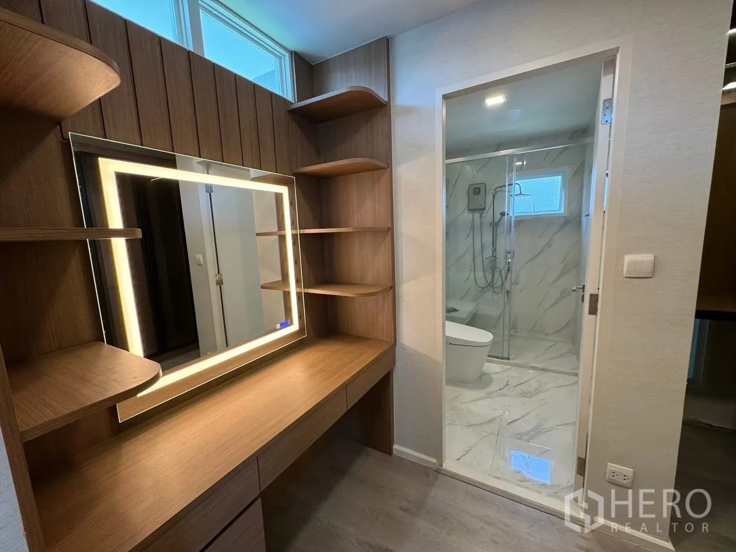 独栋房屋 for rent in Prawet, Bangkok - 餐区木质天花、餐桌与内置置物架。