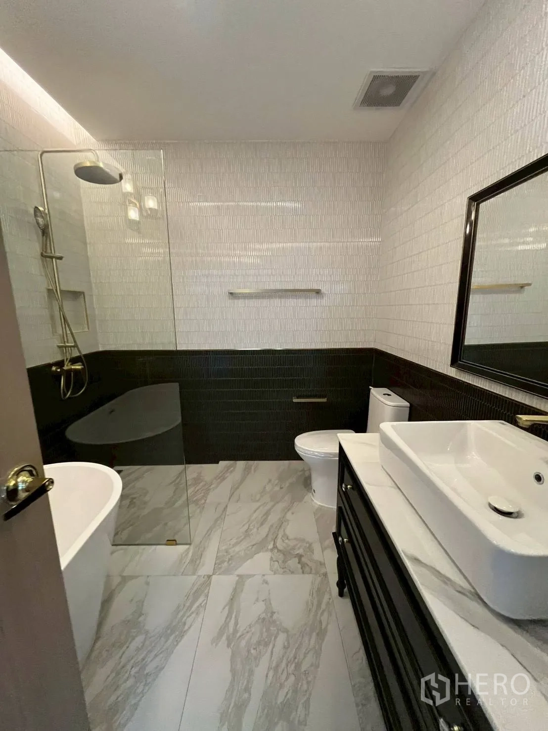 ทาวน์เฮาส์ for rent in Khlong Toei, Bangkok - ห้องน้ำครบครันด้วยอ่างอาบน้ำแบบลอยตัว เรนชาวเวอร์ และผนังสองโทน.