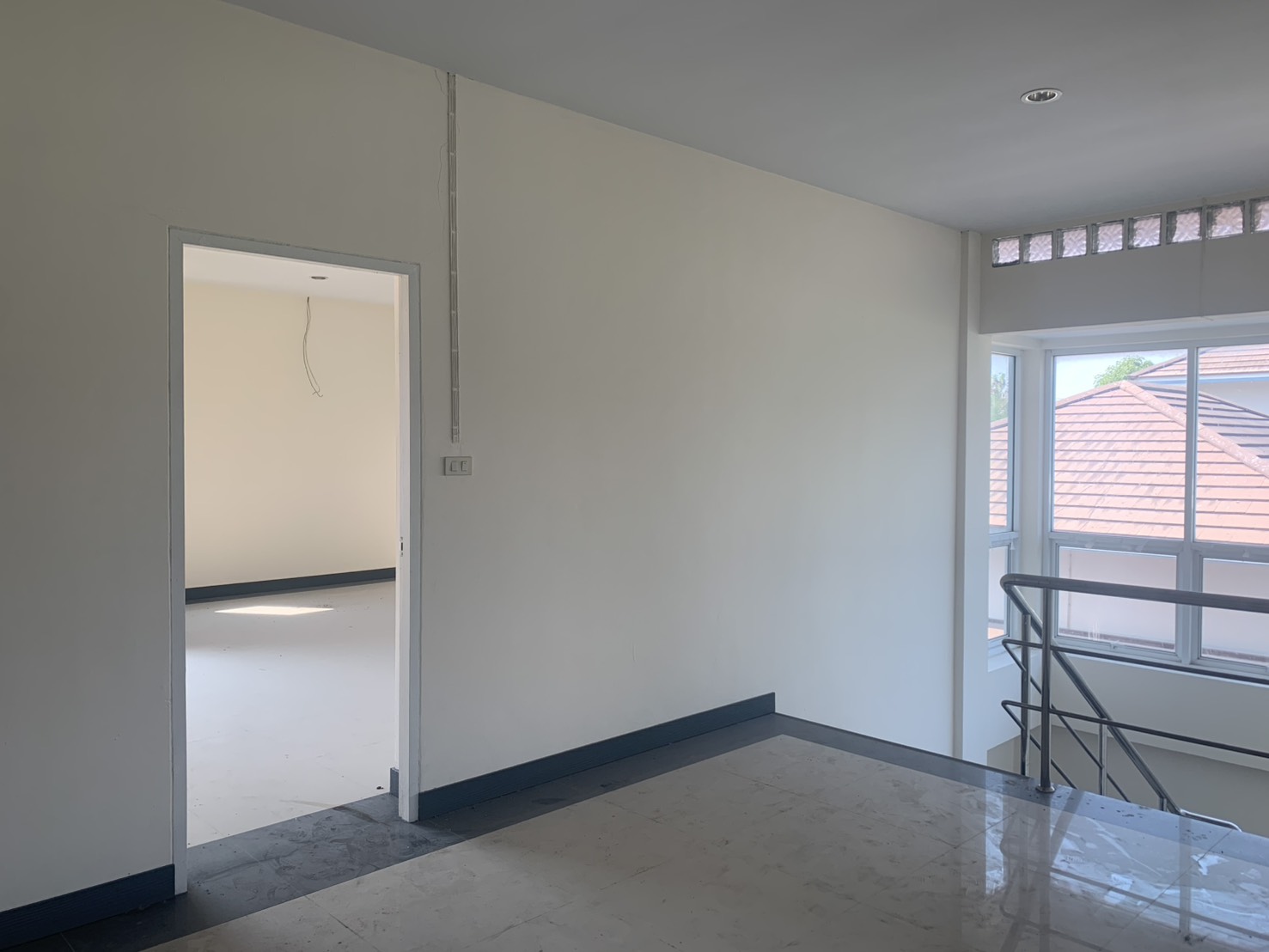 货栈 出租在Lam Luk Ka, Pathum Thani - 二层过道，带楼梯和大窗，旁有办公室。