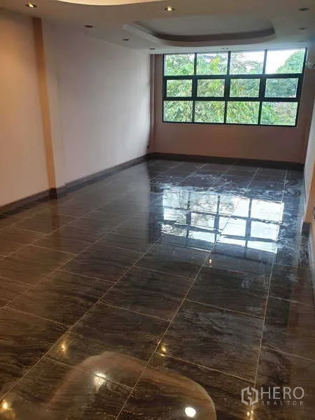 สำนักงานที่บ้าน ให้เช่าในKhlong Toei, Bangkok - ห้องกว้างพื้นกระเบื้องหินอ่อนเงางาม พร้อมหน้าต่างบานใหญ่