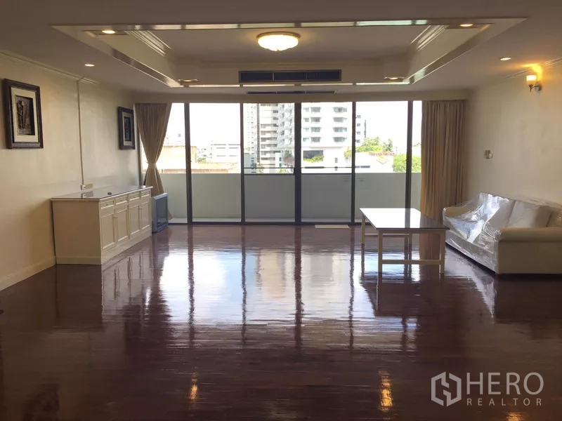 คอนโด ให้เช่าในWatthana, Bangkok - โถงรับแขกขนาดใหญ่พร้อมโซฟา ตู้ทีวี และระเบียงวิวเมือง