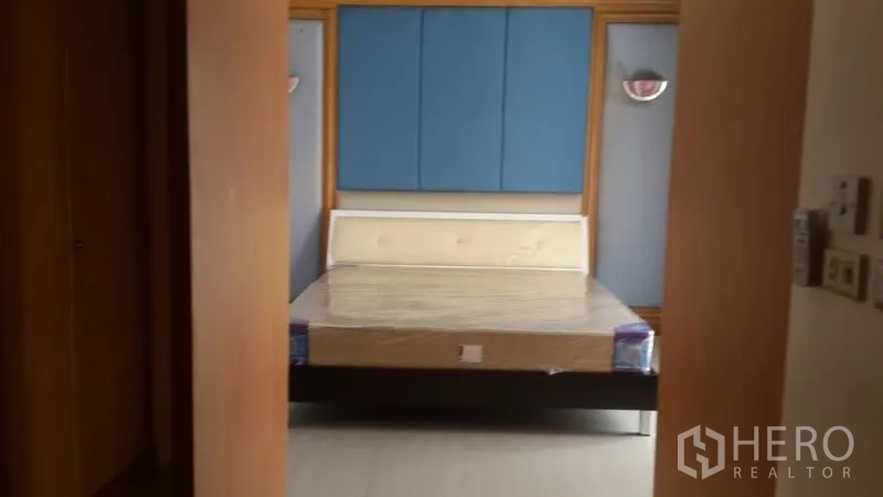 บ้าน ให้เช่าหรือขายในHuai Khwang, Bangkok - ห้องนอนหัวเตียงบุผ้าสีน้ำเงิน กรอบไม้ธรรมชาติ มองจากทางเข้า