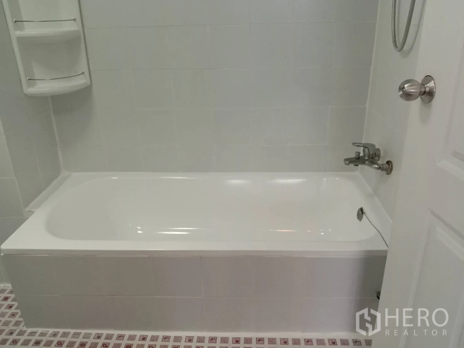 อพาร์ทเมนท์ ให้เช่าในRatchathewi, Bangkok - ห้องน้ำพร้อมอ่างอาบน้ำสีขาว กระเบื้อง และฝักบัวแบบมือถือ