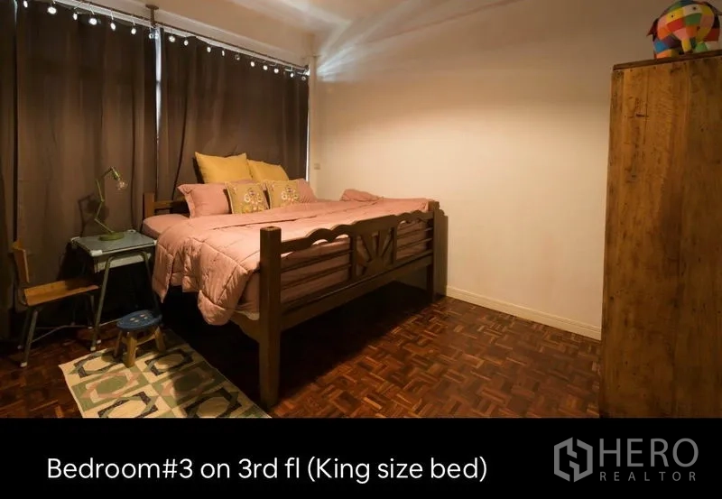 ทาวน์เฮาส์ ให้เช่าในKhlong Toei, Bangkok - ห้องนอนชั้นสามเตียงคิงไซส์ ม่านทึบ และพื้นไม้ปาร์เกต์