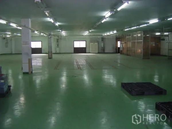 โรงงาน ให้เช่าในPathum Thani - ฮอลล์ผลิตโรงงานกว้าง พื้นอีพ็อกซีสีเขียว เสาและไฟฟลูออเรสเซนต์สว่าง