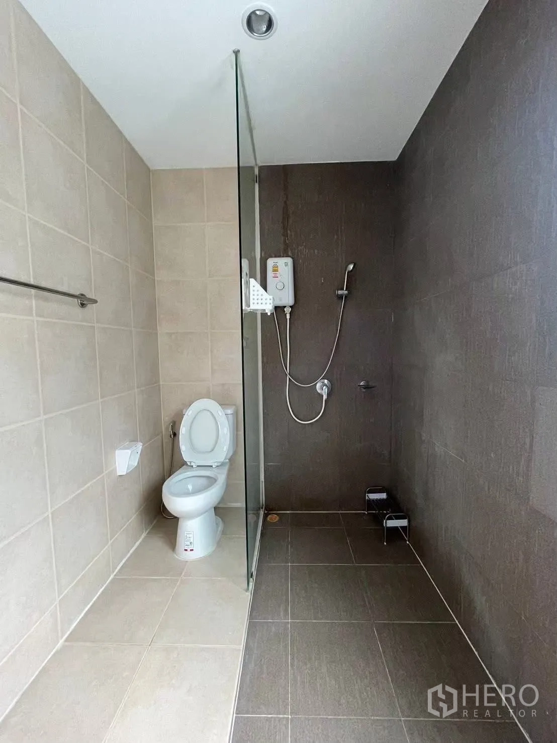 ทาวน์เฮาส์ ให้เช่าในSuan Luang, Bangkok - ห้องน้ำสมัยใหม่ โซนอาบน้ำแบบวอล์กอินกั้นกระจกและโถสุขภัณฑ์