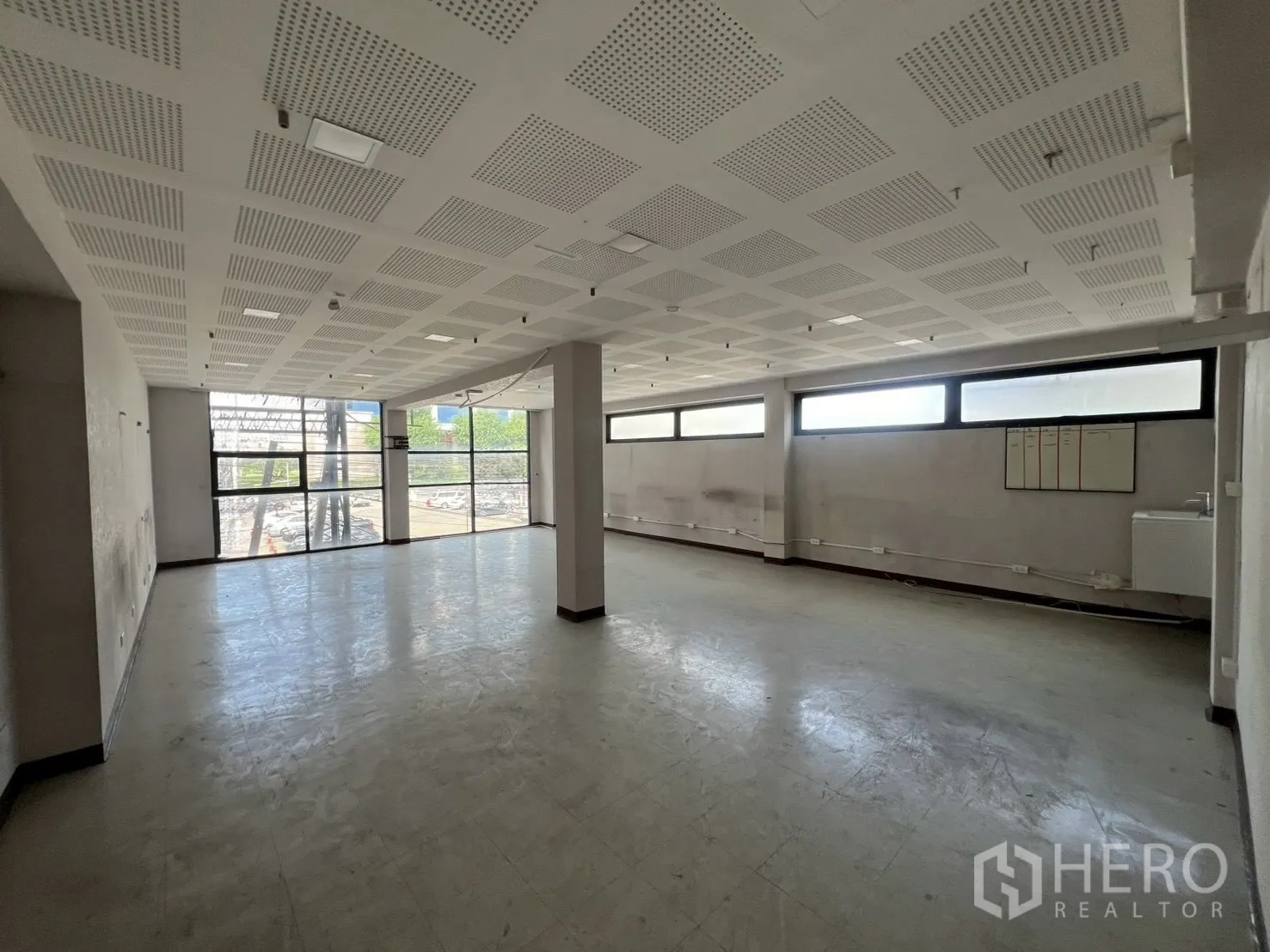 อาคารพาณิชย์ ให้เช่าในHuai Khwang, Bangkok - ชั้นเปิดโล่งมีหน้าต่างบานใหญ่และฝ้าเจาะรูช่วยระบายอากาศ.