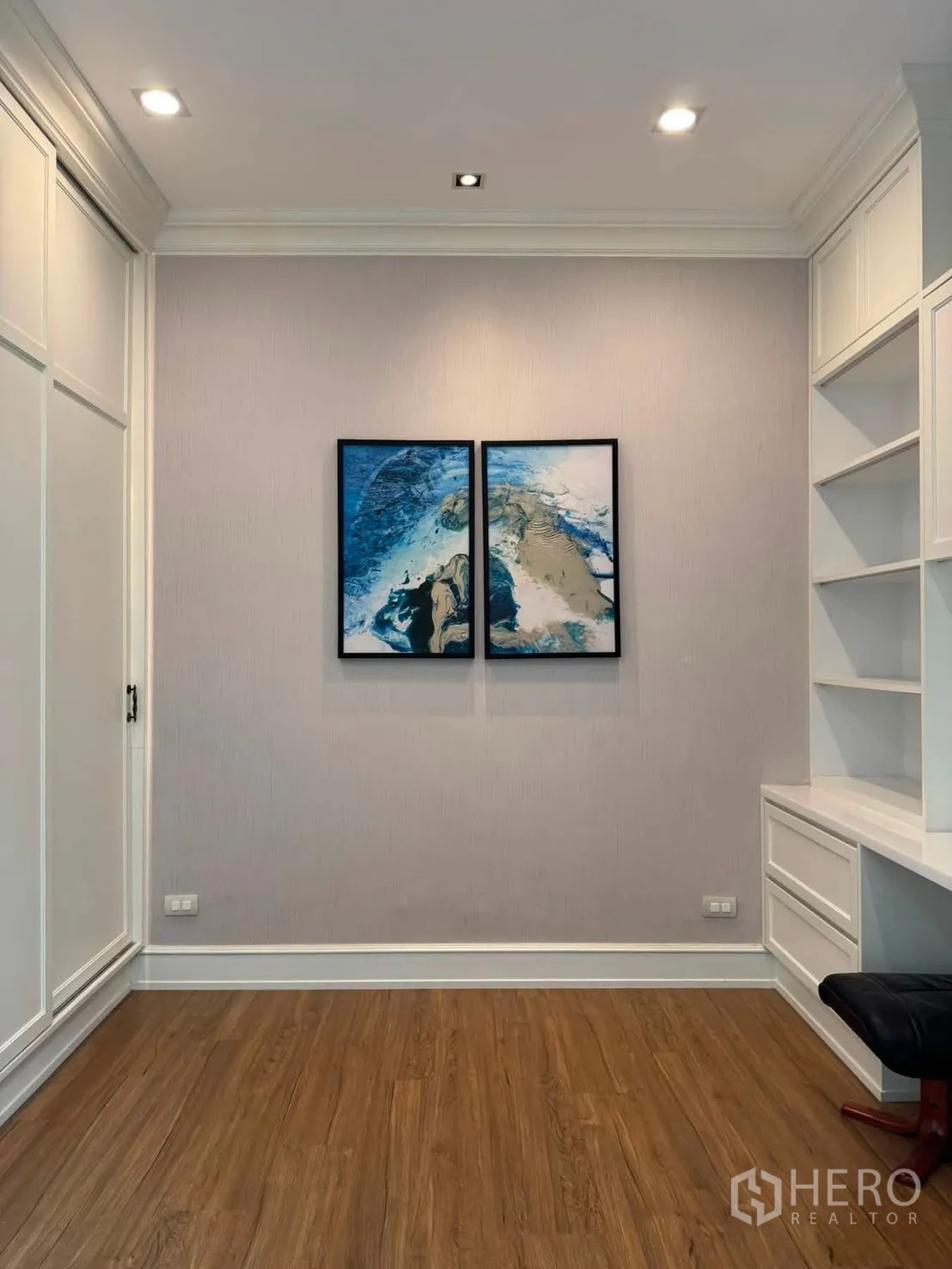 Townhouse for rent in Lat Phrao, Bangkok - Study corner with wall art, shelving and a built-in desk.
