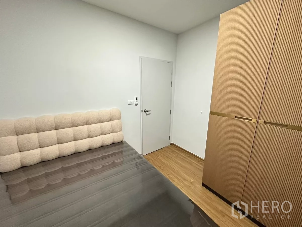 ทาวน์เฮาส์ ให้เช่าในBang Phli, Samut Prakan - ห้องนอนแขกพร้อมหัวเตียงบุนุ่มและตู้เสื้อผ้าบิวท์อินสูง