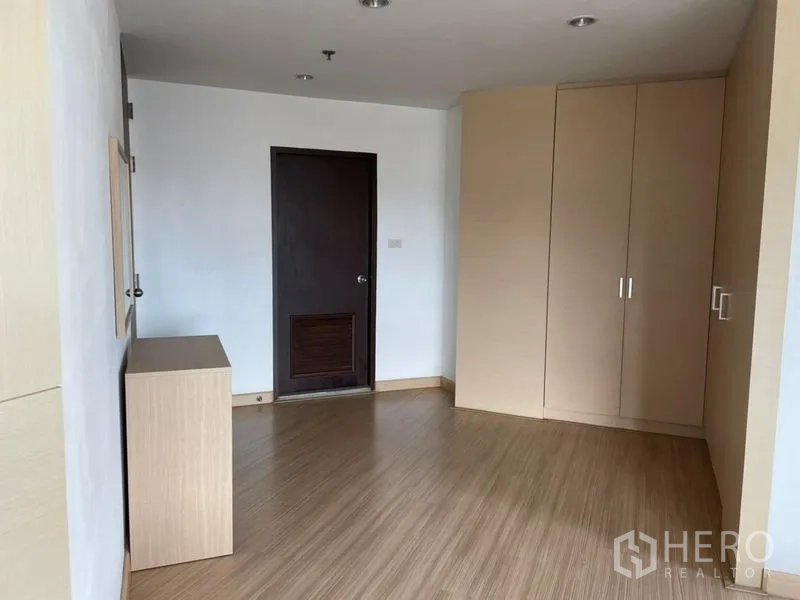 คอนโด ให้เช่าในKhlong Toei, Bangkok - ห้องพร้อมพื้นไม้ ตู้เสื้อผ้าบิลท์อิน และประตูไม้สีเข้ม