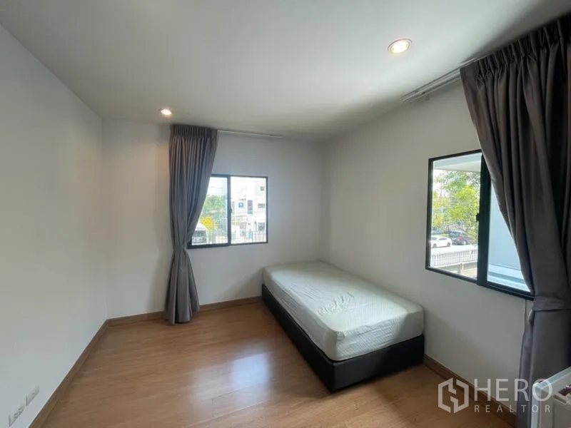 Detached House for rent - Spacious secondary bedroom with single bed, two windows and wood floors.