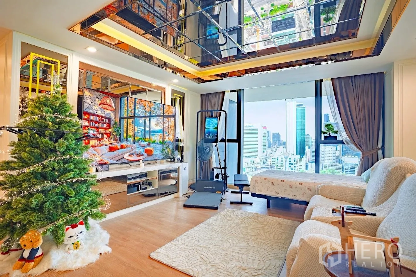 คอนโด for sale in Sathon, Bangkok - ห้องนั่งเล่นสว่างเพดานกระจก ผนังทีวี อุปกรณ์ออกกำลังกาย และวิวเมือง