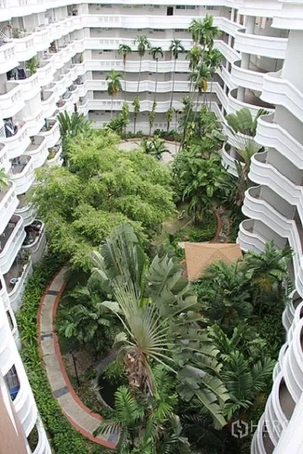 Condominium for sale in Wang Thonglang, Bangkok - Atrium view of a lush internal tropical garden.
