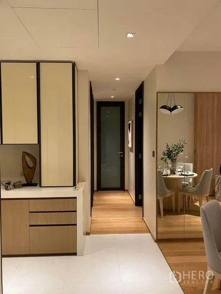 Condominium for rent or sale in Khlong Toei, Bangkok - Hallway to the dining nook with mirrored wall and built-in cabinetry in neutral tones.