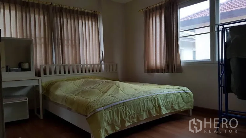 บ้าน ขายในMueang Nonthaburi, Nonthaburi - ห้องนอนรับแขก เตียงคู่ หน้าต่างรอบด้าน และผ้าม่านโทนอุ่น