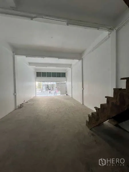 อาคารพาณิชย์ ให้เช่าในWatthana, Bangkok - มุมมองจากด้านในสู่ถนน ผ่านประตูเหล็กยืดด้านหน้า