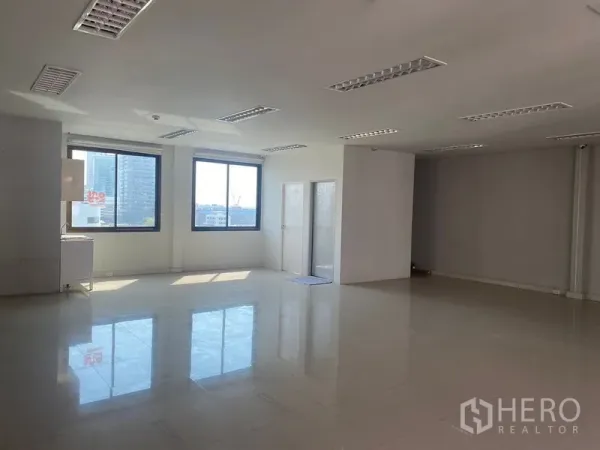 สำนักงาน ให้เช่าในBang Na, Bangkok - พื้นที่สำนักงานรับแสงดี มีหน้าต่างบานใหญ่ เห็นวิวเมือง และห้องเล็กแยกส่วน