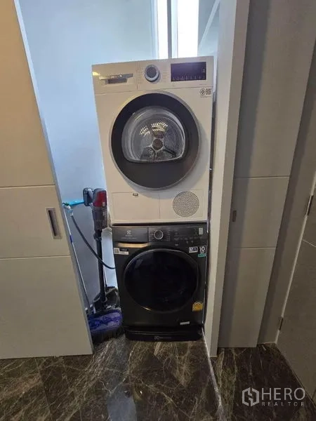 คอนโด ให้เช่าในWatthana, Bangkok - ตู้ซักผ้าและอบผ้าแบบวางซ้อนในพื้นที่ซักล้างของห้อง