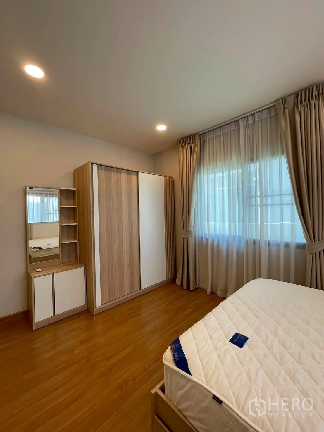 独栋房屋 for rent in Bang Phli, Samut Prakan - 卧室铺木地板，设大衣柜、带镜梳妆台与窗帘窗。