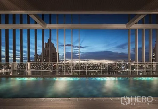 คอนโด ให้เช่าหรือขายในKhlong Toei, Bangkok - สระว่ายน้ำบนดาดฟ้าวิวสกายไลน์กรุงเทพฯ ยามค่ำคืนพร้อมพื้นที่นั่งพัก