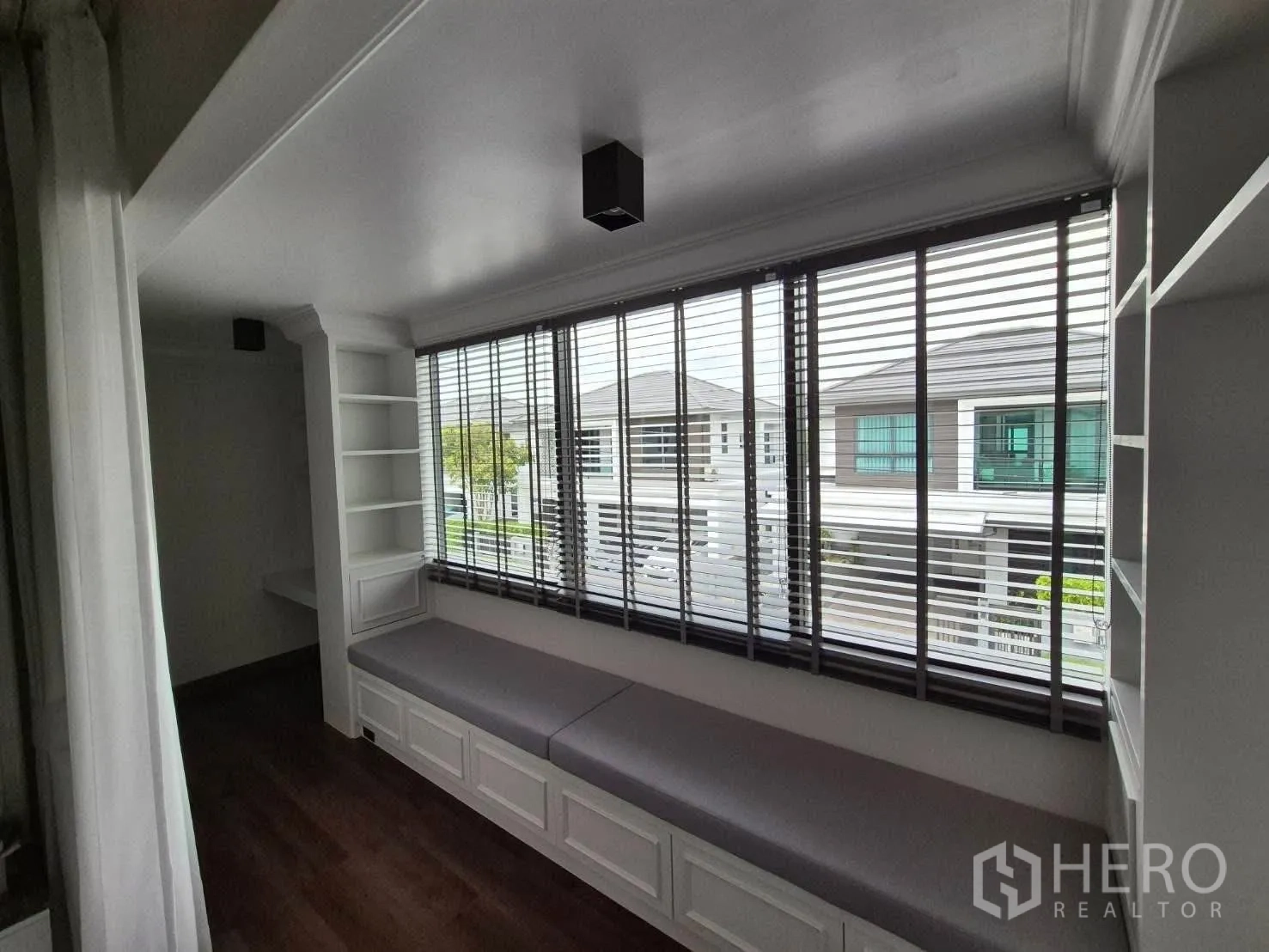 บ้าน ขายในBang Kruai, Nonthaburi - โถงชั้นบนมีเบย์วินโดว์ เบาะนั่งยาว ชั้นวางของ และหน้าต่างบานกว้างพร้อมมู่ลี่